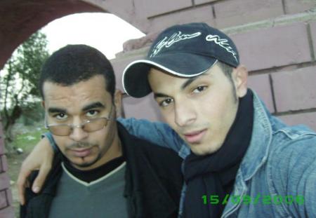 Cet homme la S'appele Jilali Assal..Economiste: MBF. c mon seul ami d'enfance