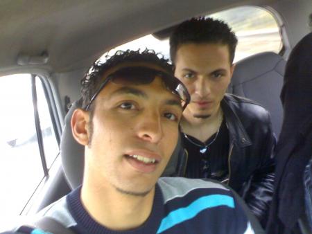Moi en arriere et mon pote khalil et notre conducteur tchoko men les geant
