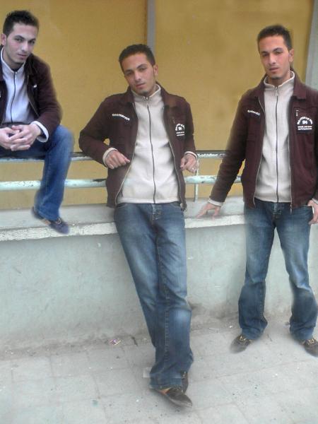 Devant l'ecole primaire Emir a.e.k ...