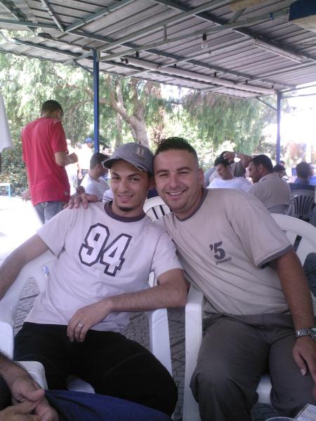 Brahim Laceb,,, ancien joueur MCA & un tres bon chanteur du rai sentimental...